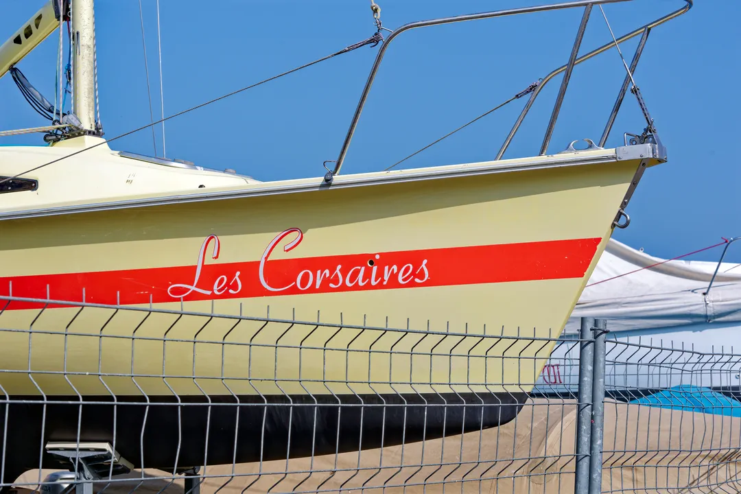 boat graphics and lettering